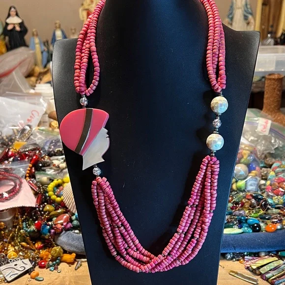 Pink Beaded Necklace with Artistic Pendant - Picture 4 of 7